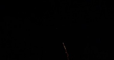 Karanlık gökyüzünde yeni yıl havai fişek, yavaş hareket