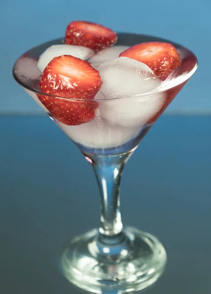 Kalter Cocktail Mit Eis Und Erdbeerkernen Spiegelblauer Hintergrund — Stockfoto