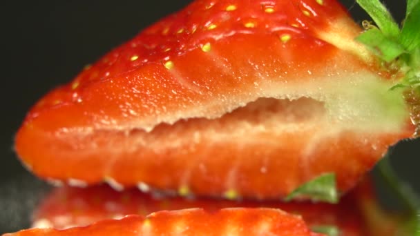 Une Femelle Coupe Des Fraises Sur Une Planche Bois Tranchage — Video