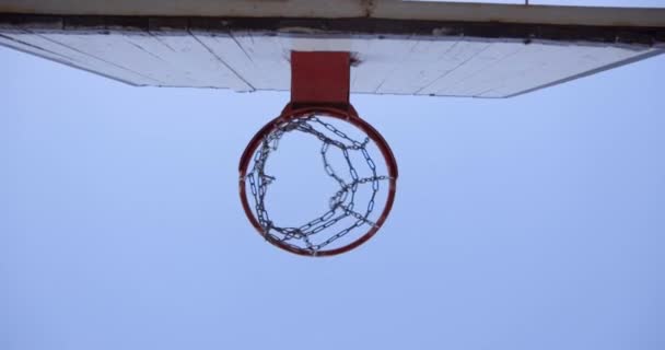 バスケットボールボールは屋外のクローズアップにヒットします バスケットボールバスケットのボール投げに成功しました — ストック動画