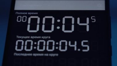 Dijital kronometre bir telefon ekranında saniyeleri sayıyor. 0 ile 30 saniye arasında puan