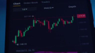 Menkul Kıymetler Borsası, Ticaret Çevrimiçi, Borsa Ticaret katında Smartphone ile Çalışan Tüccar. Dış Döviz Piyasası Verilerine Göz atın, Moskova - Mayıs 2020.