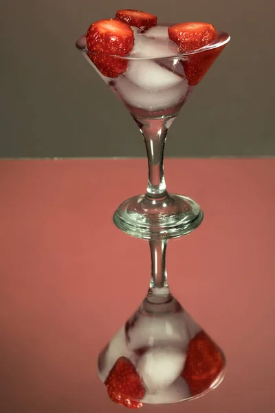 Vysoké Martini Sklo Kousky Ledu Jahodami Zrcadlit Červené Pozadí — Stock fotografie