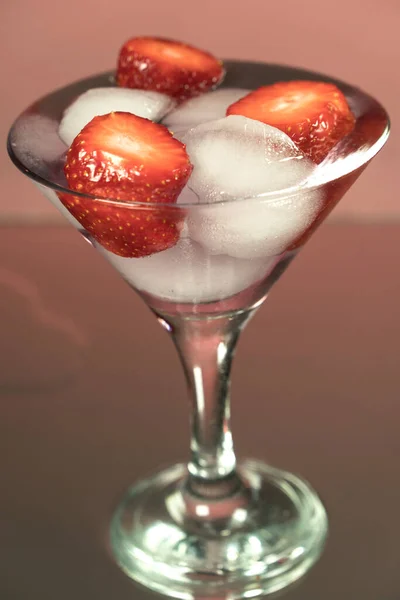 Cocktail Frio Com Sementes Gelo Morangos Espelho Vermelho Fundo — Fotografia de Stock