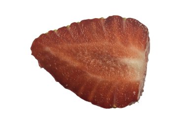 Çilek dilimi yüzeyi kes. Beyazda izole edilmiş makroyu kapat.