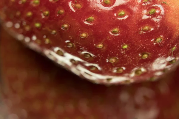 Makroaufnahme Einer Erdbeere Auf Einem Spiegelschwarzen Hintergrund — Stockfoto