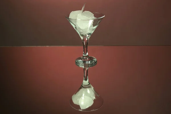 Copo Martini Alto Com Pedaços Gelo Bagas Morango Espelho Vermelho — Fotografia de Stock