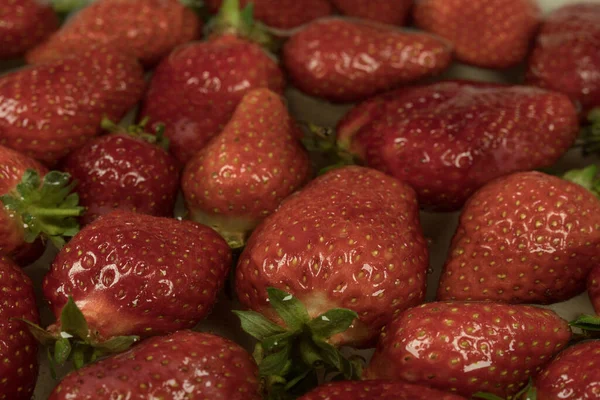 Frische Natürliche Erdbeeren Wasser Dunkler Wasserhintergrund — Stockfoto