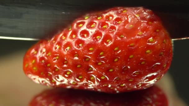 Mãos Femininas Cortando Morango Uma Tábua Madeira Fatias Morango Uma — Vídeo de Stock