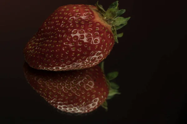 Eine Schmackhafte Rote Reife Erdbeere Auf Einem Spiegel Vereinzelte Nahaufnahme — Stockfoto