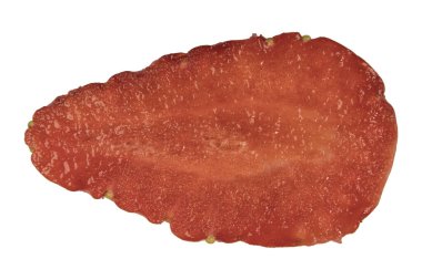 Çilek dilimi yüzeyi kes. Beyazda izole edilmiş makroyu kapat.