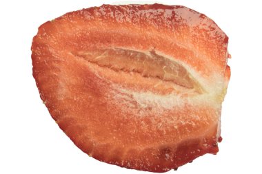 Çilek dilimi yüzeyi beyazda izole edilmiş makroyu kapat