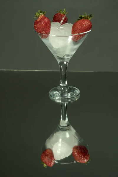 Vaso Martini Alto Con Trozos Hielo Fresas Espejo Fondo Oscuro —  Fotos de Stock