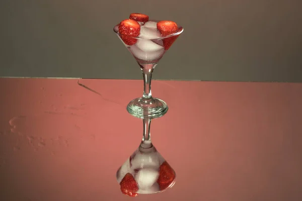 Wysoki Kieliszek Martini Kawałkami Lodu Truskawkowymi Jagodami Lustro Czerwone Tło — Zdjęcie stockowe