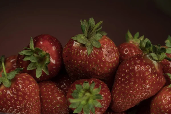 Een Handvol Rijpe Aardbeien Een Spiegelachtergrond Een Close Aardbeien Zijn — Stockfoto