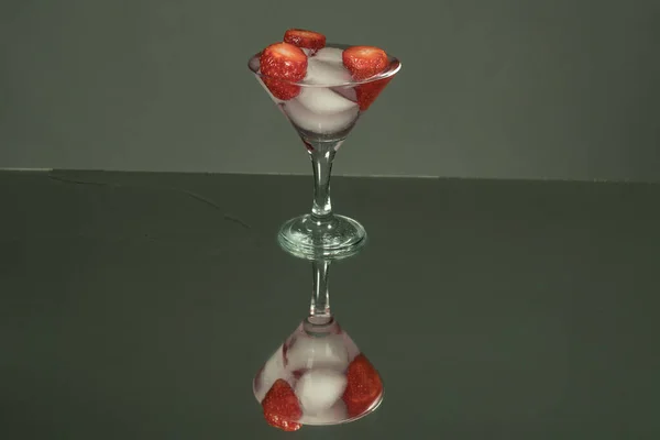 Hoch Stehendes Martini Glas Mit Einem Stück Eis Und Erdbeeren — Stockfoto