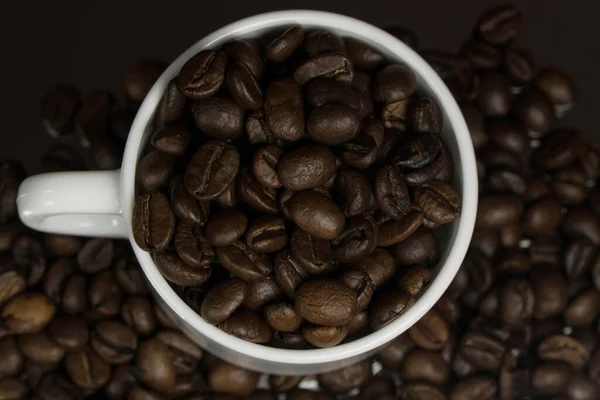 Weiße Tasse Mit Kaffeekörnern Bestreut Mit Kaffeekörnern Auf Dunklem Hintergrund — Stockfoto