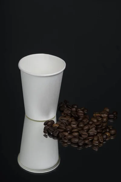 Papierowa Filiżanka Kawy Ziarnem Dymu Kawy Lustro Czarne Tło — Zdjęcie stockowe