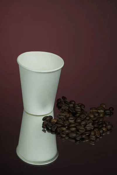 Papiertasse Kaffee Mit Rauch Und Kaffeebohnen Spiegelroter Hintergrund — Stockfoto