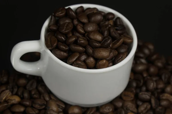 Fehér Bögre Kávészemcsékkel Fekete Alapon Kávészemcsékkel Megszórva — Stock Fotó