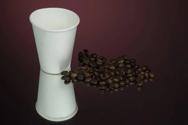 有烟和咖啡豆的纸杯咖啡镜像红色背景 — 图库照片