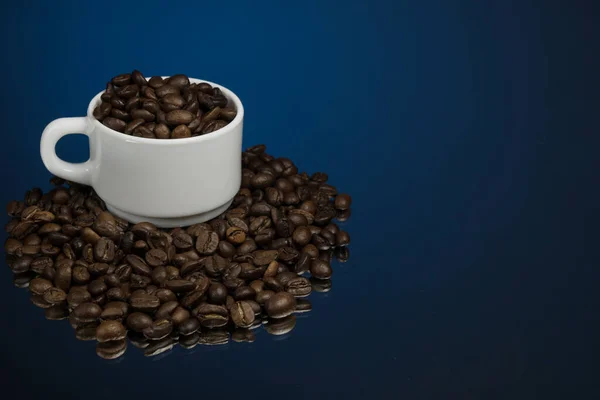 Weiße Tasse Mit Kaffeekörnern Bestreut Mit Kaffeekörnern Auf Blauem Hintergrund — Stockfoto