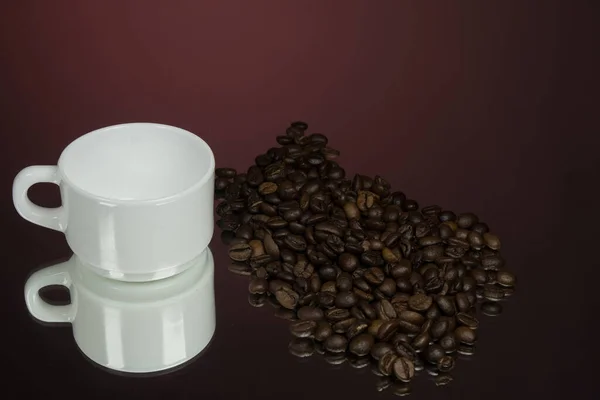 Csésze Kávé Szemcsékkel Piros Tükör Háttér — Stock Fotó