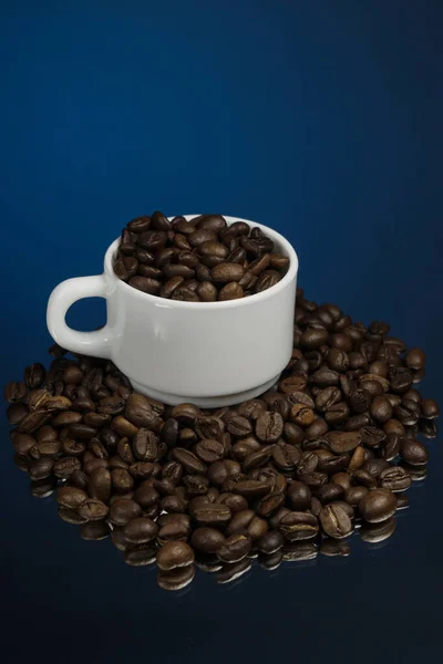 White Mug Coffee Grains Sprinkled Coffee Grains Blue Background — Stock Photo, Image