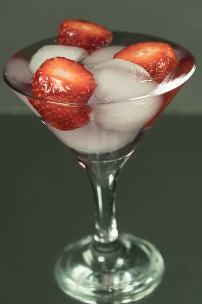 Kalter Cocktail Mit Eis Und Erdbeerkernen Spiegel Hintergrund — Stockfoto