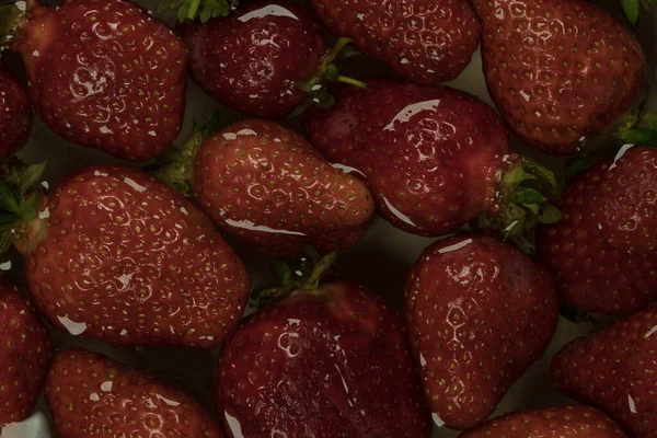 Frische Natürliche Erdbeeren Wasser Dunkler Wasserhintergrund — Stockfoto