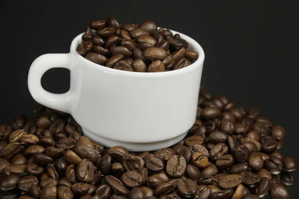 Weiße Tasse Mit Kaffeekörnern Bestreut Mit Kaffeekörnern Auf Dunklem Hintergrund — Stockfoto