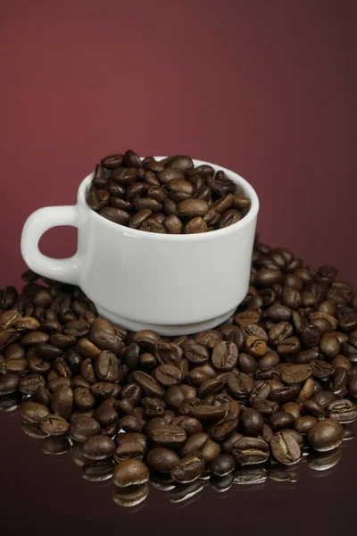 Weiße Tasse Mit Kaffeekörnern Auf Rotem Hintergrund — Stockfoto