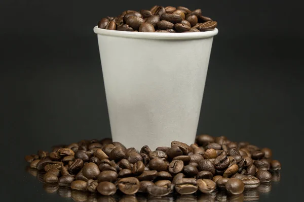 Papieren Kopje Koffie Koffiebonen Donkere Tafel — Stockfoto