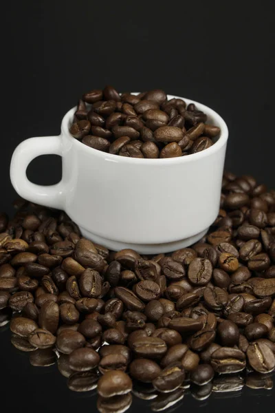 Weiße Tasse Mit Kaffeekörnern Bestreut Mit Kaffeekörnern Auf Dunklem Hintergrund — Stockfoto