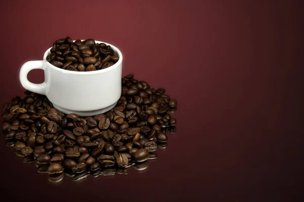 Papiertasse Kaffee Und Kaffeebohnen Auf Rotem Tisch — Stockfoto
