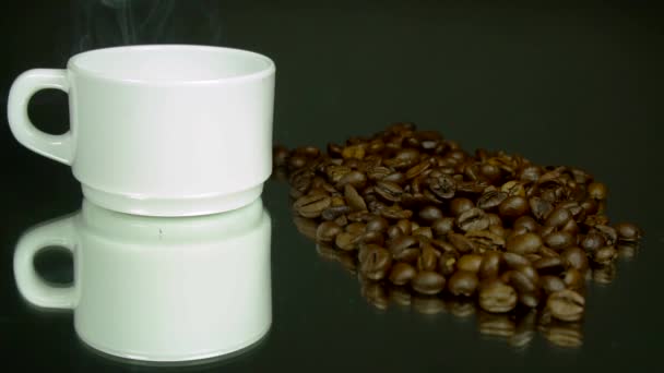 Røyk Fra Hvit Kopp Kaffebønner Grågrønn Bakgrunn Makro – stockvideo