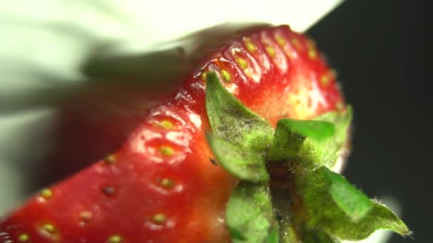 나무보드에 딸기를 자르는 딸기를 딸기를 조각으로 잘랐습니다 매크로 — 비디오