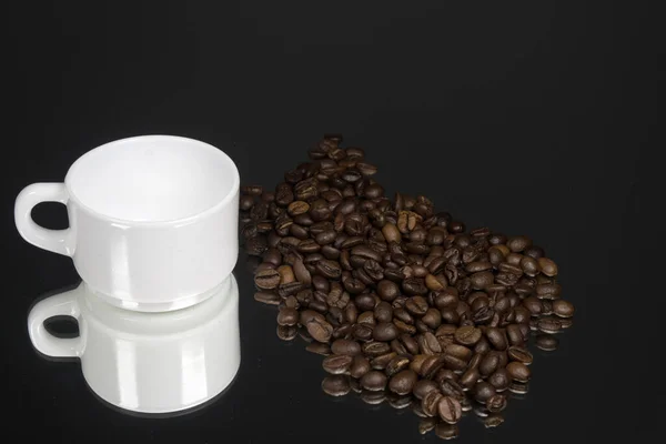 Siyah Ayna Arka Planında Tahıllı Bir Fincan Kahve — Stok fotoğraf