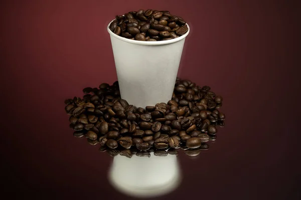 Papír Csésze Kávé Kávébab Vörös Asztalon — Stock Fotó