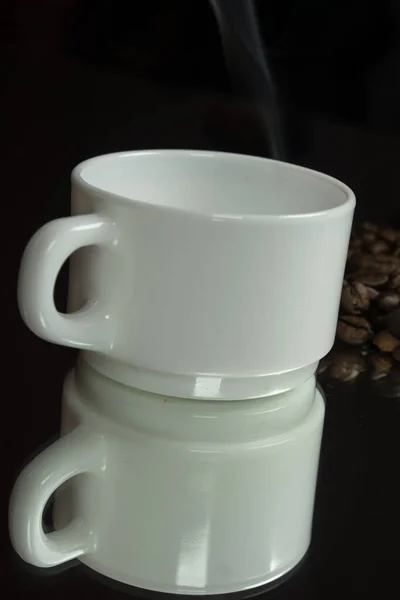 Taza Café Con Granos Sobre Fondo Espejo Negro — Foto de Stock