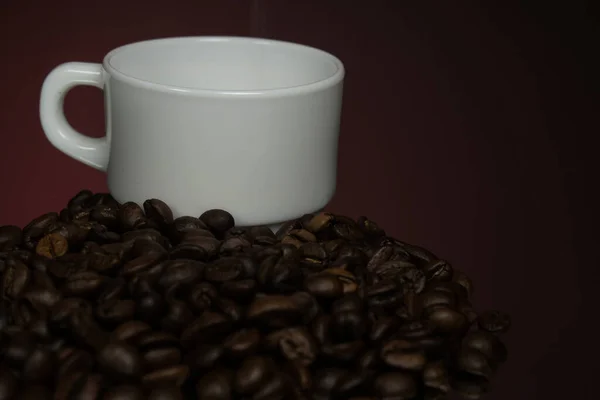 Tasse Kaffee Mit Körnern Auf Rotem Spiegelgrund — Stockfoto