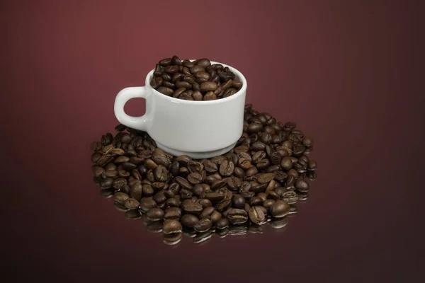 Бумажная Чашка Кофе Кофейных Зерен Красный Стол — стоковое фото