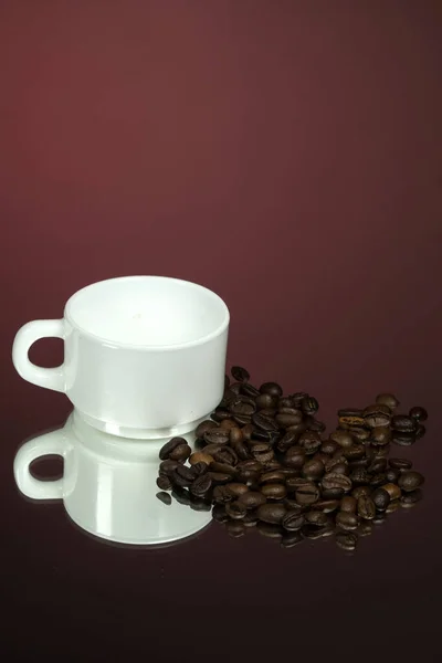 Tazza Caffè Con Grani Sfondo Rosso Specchio — Foto Stock