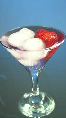 Profesyonel bir barmenin makro 'su, barda veya disko kulübünde müşterilere alkollü kokteyl hazırlarken profesyonel kristal buz küplerini bardağa koyuyor. Akıllı telefonlar ve tabletler için dikey video