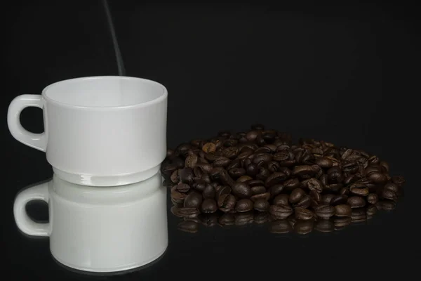 Csésze Kávé Szemcsékkel Egy Fekete Tükör Háttér — Stock Fotó