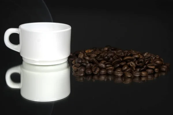 Tasse Kaffee Mit Körnern Auf Schwarzem Spiegelhintergrund — Stockfoto