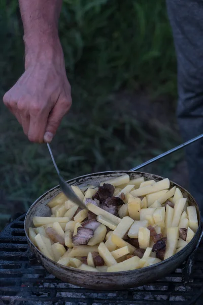 Homem Tenta Batatas Fritas Uma Panela Churrasco Sobre Natureza — Fotografia de Stock