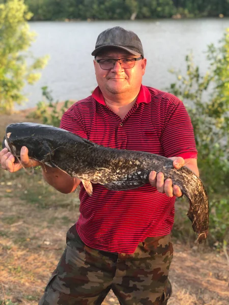 Pescador Feliz Presentando Trofeo Pesca Atrapado Lago Bagre Pesca Trofeos Imagen De Stock