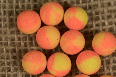 Sivilceler, balık yemi, yakın çekim, sazan balığı avı. Sazan için yem. Balıkçılık malzemeleri.