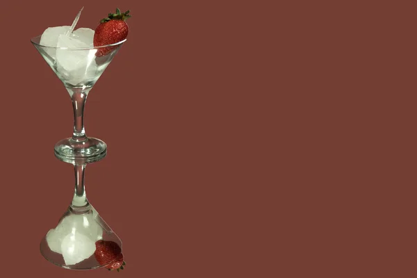 Bevroren Aardbeien Daiquiri Alcohol Cocktail Geïsoleerd Rode Achtergrond Spiegelreflectie — Stockfoto